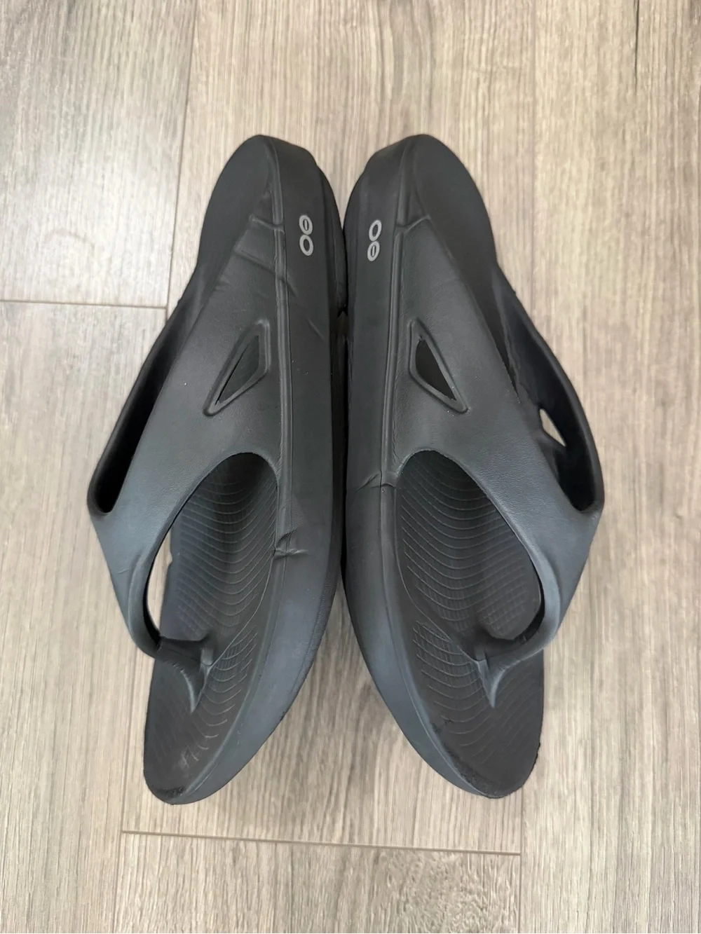 OOFOS Black Thong Recovery Sandals